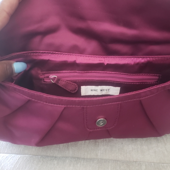 Beautiful Tuxedo Bow Style 4 inch Wine Satin Nine West Pump and Clutch Set - Picture 10 of 10